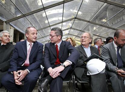 Alberto Ruiz-Gallardón y Miguel Sebastián, junto a Eduard Pinset, ayer en la nave Boetticher.