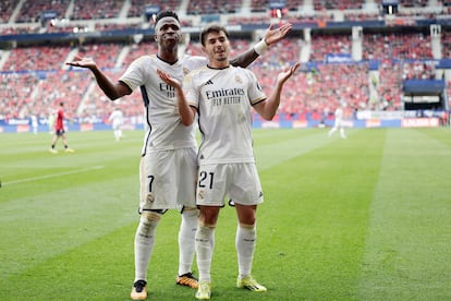 Brahim Díaz celebra su gol, junto a Vinicius, autor de otros dos tantos del Real Madrid, en Pamplona.