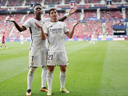 Brahim Díaz celebra su gol, junto a Vinicius, autor de otros dos tantos del Real Madrid, en Pamplona.