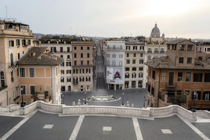 Via dei Condotti desde las escaleras de Piazza di Spagna, en Roma, el 21 de marzo.