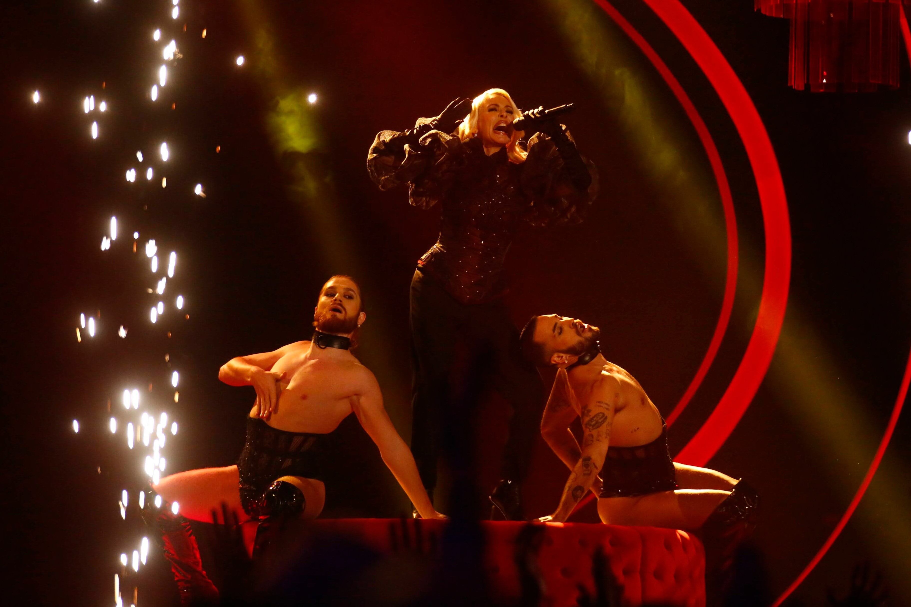 El dúo Nebulossa, presentando junto a sus bailarines el tema 'Zorra' en la primera semifinal del festival de Benidorm 2024, el martes. Ha obtenido 149 puntos.