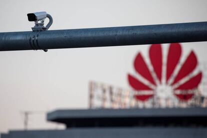 A surveillance camera is seen in front of a Huawei logo in Belgrade, Serbia, August 11, 2020. Picture taken August 11, 2020. REUTERS/Marko Djurica