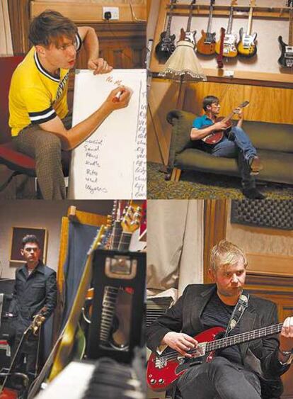 En el sentido de las agujas del reloj, Alex Kapranos, Nick McCarthy, Robert Hardy y Paul Thomson: Franz Ferdinand en el estudio.