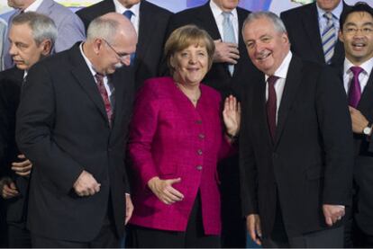 Angela Merkel conversa con los presidentes de la Comisión de Ética para el Suministro Seguro de Energía, Matthias Kleiner (izquierda) y Klaus Töpfer (segundo por la derecha). Al lado de este último, el ministro de Economía, el liberal Philipp Rösler.
)
Uno de los reactores afectados por el tsunami en Fukushima.
