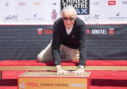 Stan Lee deixa suas marcas sobre o cimento durante uma cerimônia no TCL Chinese Theatre IMAX de Hollywood (Califórnia), em 18 de julho de 2017.