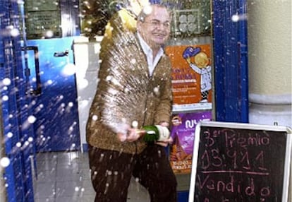 Tras la lluvia de millones, llega la lluvia de sidra en los locales agraciados. En la imagen, José María Lillo, propietario de la Administración 52, situada en la Rambla de Poble Nou de Barcelona, celebra como manda la tradición el tercer premio del número 13.911, vendido también Manresa (Barcelona), Madrid, Málaga, Palencia, Bilbao, Jerez de la Frontera (Cádiz), Llanes (Asturias), de Guadix (Granada) e Ingenio (Las Palmas).