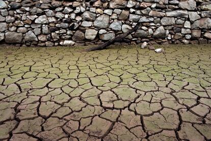 The ruins of the old town of Mansilla de la Sierra, normally submerged beneath the waters of the Mansilla reservoir, are revealed following a prolonged drought, in Rioja province, Spain, August 28, 2017. REUTERS/Vincent West