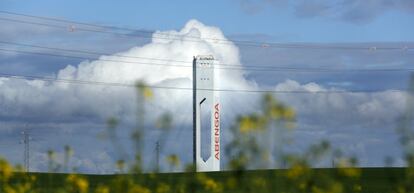 Torre de una planta de energ&iacute;a solar de Abengoa.