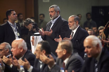 Ismail Haniya lee el Corán durante su primera sesión como primer ministro de la Franja, en febrero de 2006.