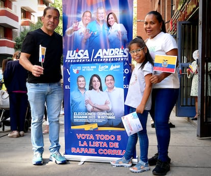 Víctor Álvarez junto a su familia en Madrid tras finalizar un mitin del Movimiento Revolución Ciudadana que lidera Luisa González.