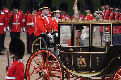 El carruaje real que transporta a Carlos III y a la reina consorte, Camila, durante el 'Trooping the Colour', este sábado en Londres. 