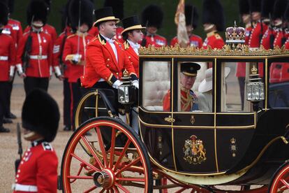 El carruaje real que transporta a Carlos III y a la reina consorte, Camila, durante el 'Trooping the Colour', este sábado en Londres. 