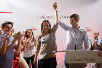 Juan Segovia levanta el brazo de Sara Hernández tras vencer en las primarias del PSOE-M en julio de 2015.