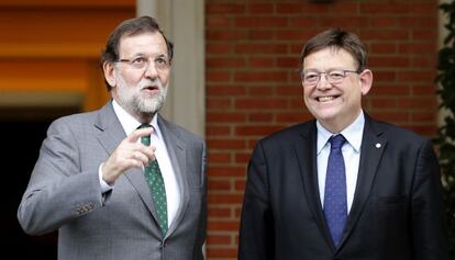 El presidente del Gobierno, Mariano Rajoy, (izquierda), junto al presidente de la Generalitat valenciana, Ximo Puig, en Moncloa.