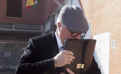El comisario Villarejo abandona, en febrero de 2016, los Juzgados de Estepona (Málaga) tras declarar por el ático de Ignacio González