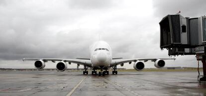 Una vez en tierra, el A380 rueda hasta su posición de estacionamiento.