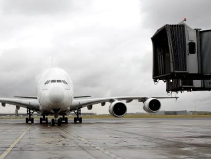 Una vez en tierra, el A380 rueda hasta su posición de estacionamiento.