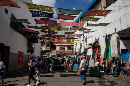 Transeúntes en una calle comercial en Caracas (Venezuela).