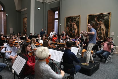 Ensayo de la Orquesta Sinfónica de Kiev, dirigida por Luigi Gaggero, en el Museo de El Prado en Madrid.  