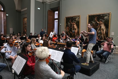 Ensayo de la Orquesta Sinfónica de Kiev, dirigida por Luigi Gaggero, en el Museo de El Prado en Madrid.
