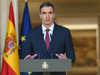 MADRID, 29/04/2024.- El presidente del Gobierno, Pedro Sánchez, durante su comparecencia institucional en La Moncloa, en la que ha comunicado este lunes que ha decidido seguir al frente del Ejecutivo "con más fuerza si cabe" tras el periodo de reflexión que se ha tomado en los últimos días ante lo que considera una campaña de acoso y derribo contra él y contra su esposa. /Moncloa/Borja Puig de la Bellacasa -SOLO USO EDITORIAL/SOLO DISPONIBLE PARA ILUSTRAR LA NOTICIA QUE ACOMPAÑA (CRÉDITO OBLIGATORIO)-