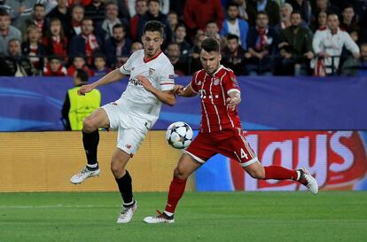 El jugador del Bayern, Juan Bernat disputa el balón con Pablo Sarabia del Sevilla.