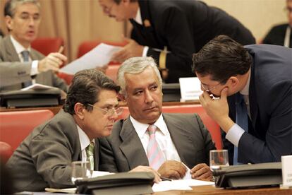 Javier Arenas y Federico Trillo cenversan durante la Comisión Constitucional del Congreso que debate el Estatuto de Andalucía.