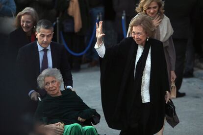 Esta es la primera boda real de 2025, pero no es una gran boda, pues apenas han acudido unos 70 invitados. Entre quienes no se han querido perder el enlace han estado la reina Sofía, tía del novio, que ha ido acompañada de su hermana, Irene de Grecia, y su hija, la infanta Sofía.