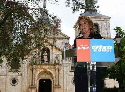 Esperanza Aguirre, ayer, delante del palacio de Goyeneche de Nuevo Baztán, construido en el siglo XVIII.