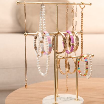 Artículo de EL PAÍS Escaparate sobre un joyero de cuatro pisos.