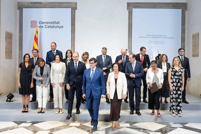 El 'president' Salvador Illa, en el centro de la imagen, posa con sus consejeros en el Palau de la Generalitat.