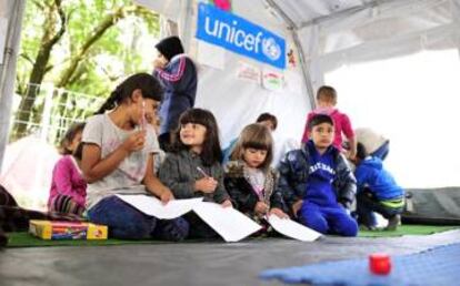 NIños participando en una actividad en el centro de acogida de refugiados de Preševo, en la frontera entre Serbia y Macedonia. / © UNICEF