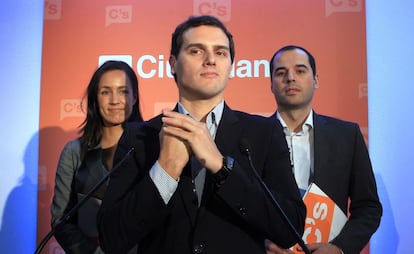 La política dejó de hacerse exclusivamente en el Parlamento. Pablo Iglesias (Podemos) y Albert Rivera (Ciudadanos) se convirtieron en las alternativas al bipartidismo, en la amenaza en las urnas a PP y PSOE bajo el eslogan de la nueva política, rompiendo el eje izquierda-derecha, con la bandera de la regeneración y poniendo sobre la mesa expresiones como “la casta”. En la imagen, Albert Rivera (c), líder de Ciudadanos, en la presentacion de los candidatos de Ciudadanos al Ayuntamiento de Madrid, Begoña Villacís, y a la Comunidad, Ignacio Aguado (d).