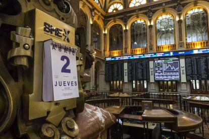 La Bolsa de Madrid y las pantallas que muestran las evoluci&oacute;n del Ibex