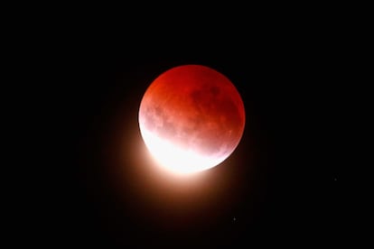 Una luna de color rojo sangre ilumina el cielo de Auckland (Nueva Zelanda) durante el eclipse del 4 de abril. Un eclipse total inusual debido a que la Luna apenas pasa rozando la sombra interior de la Tierra. Debido a esto, el borde noreste de la Luna seguira siendo mucho más brillante que el rojo intenso que normalmente se ve en toda la faz de la Luna eclipsada según la revista americana Sky & Telescope.