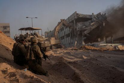 Soldados israelíes, en una posición en la franja de Gaza, en una imagen facilitada este miércoles por el ejército de Israel.