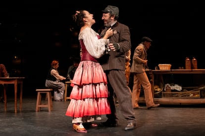 Otra escena de 'Luces de bohemia' en el teatro Español de Madrid.