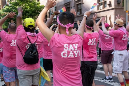 Activistas en Nueva York critican la ley Don´t say Gay, aprobada por el gobernador conservador de Florida. 