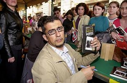 El presentador de televisión Andreu Buenafuente firma ejemplares de su libro en uno de los puestos en Barcelona.