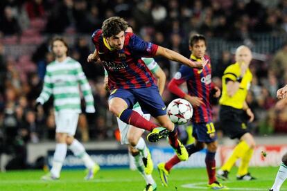 Sergi Roberto controla el bal&oacute;n.