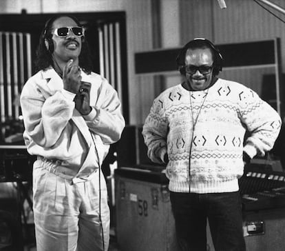  Stevie Wonder y Quincy Jones en un estudio en Los Ángeles (EEUU), el 5 de marzo de 1987. 