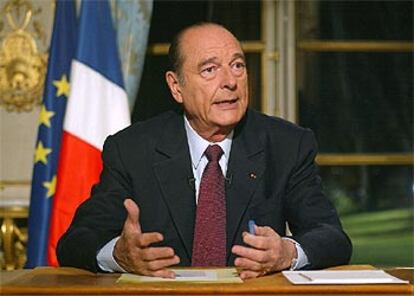 El presidente francés, Jacques Chirac, ayer, durante la entrevista en televisión.