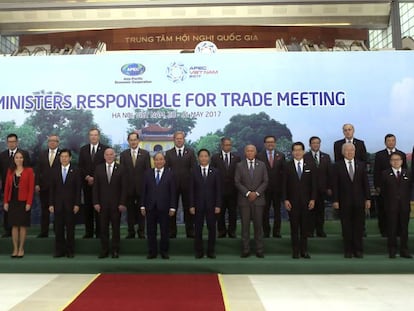 Foto de familia de los ministros de Comercio de la APEC, en Hanoi.