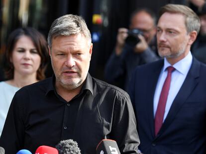 Robert Habeck (en el centro), copresidente de Los Verdes, delante de la otra líder de su partido, Annalena Baerbock, y el presidente de los liberales del FDP, Christian Lindner, en Berlín el pasado domingo.