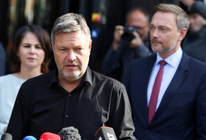 Robert Habeck (en el centro), copresidente de Los Verdes, delante de la otra líder de su partido, Annalena Baerbock, y el presidente de los liberales del FDP, Christian Lindner, en Berlín el pasado domingo.