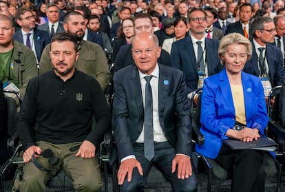 El presidente ucranio, Volodímir Zelenski, el canciller alemán, Olaf Scholz, y la presidenta de la Comisión Europea, Ursula von der Leyen, durante la conferencia de reconstrucción de Ucrania, este martes en Berlín.
