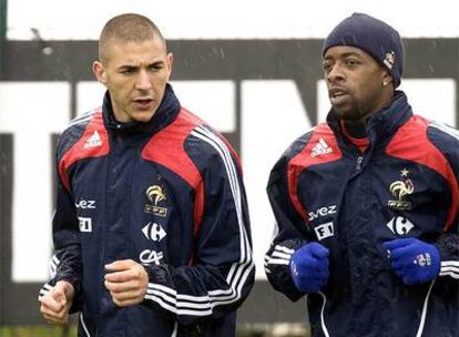 Benzema y Govou en un entrenamiento de la selección francesa en la pasada Eurocopa