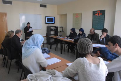 Alumnos marroqu&iacute;es, durante una clase de espa&ntilde;ol en el Instituto Cervantes de Rabat.