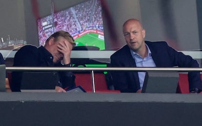 Ronald Koeman se lamenta en el palco del Wanda Metropolitano, donde estuvo acompañado por Jordi Cruyff, director del ‘scouting’ internacional del Barça. GETTY