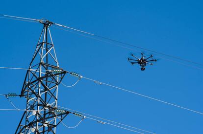 El dron se acerca a las redes de alta tensión.